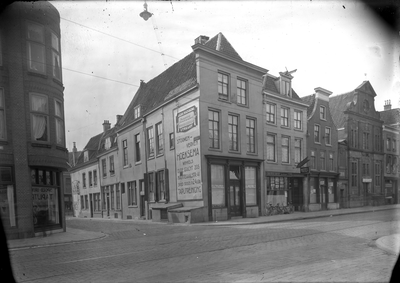 818032 Gezicht in de Kleine Slachtstraat te Utrecht met rechts de huizen Voorstraat 25- lager.